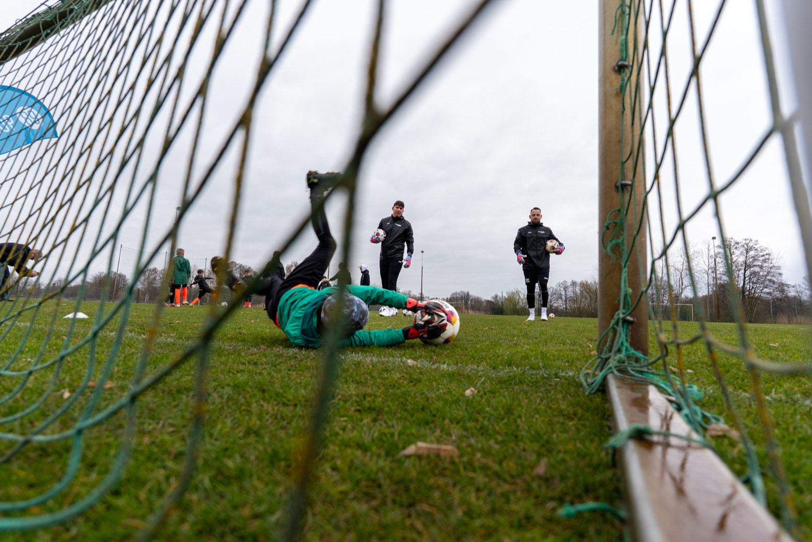 Fliegender Abwehrsprung im Torwarttraining — Torwartschule Lausitz