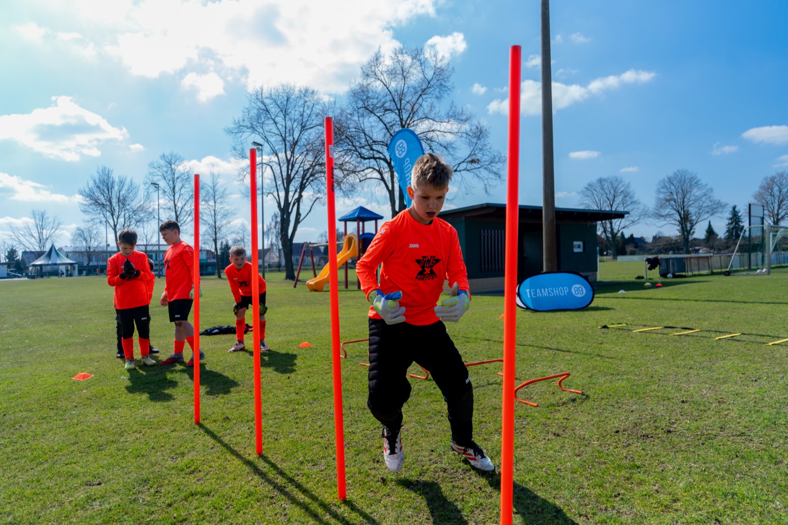 Torwart im Slalom-Parcours mit Handschuhen — Torwartschule Lausitz