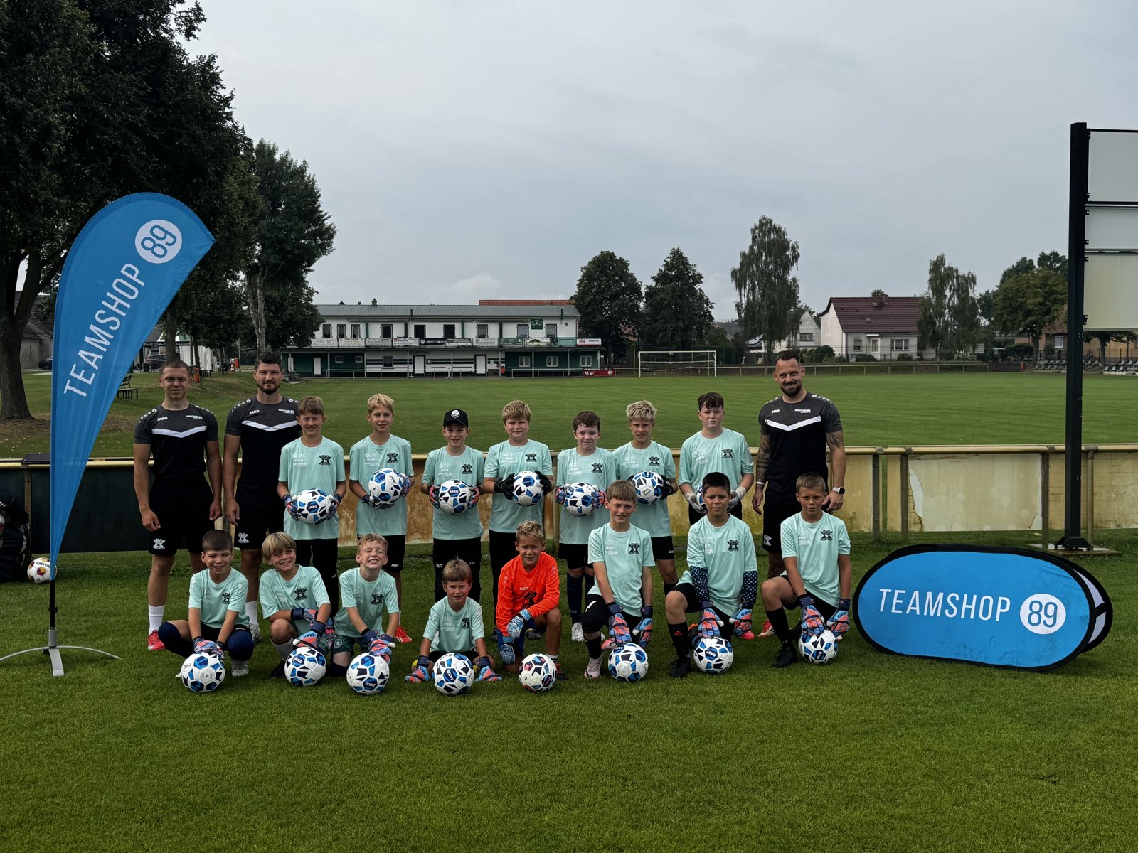 Gruppenfoto aller Teilnehmer und Trainer beim Sommercamp 2026 in Kunersdorf — Torwartschule Lausitz