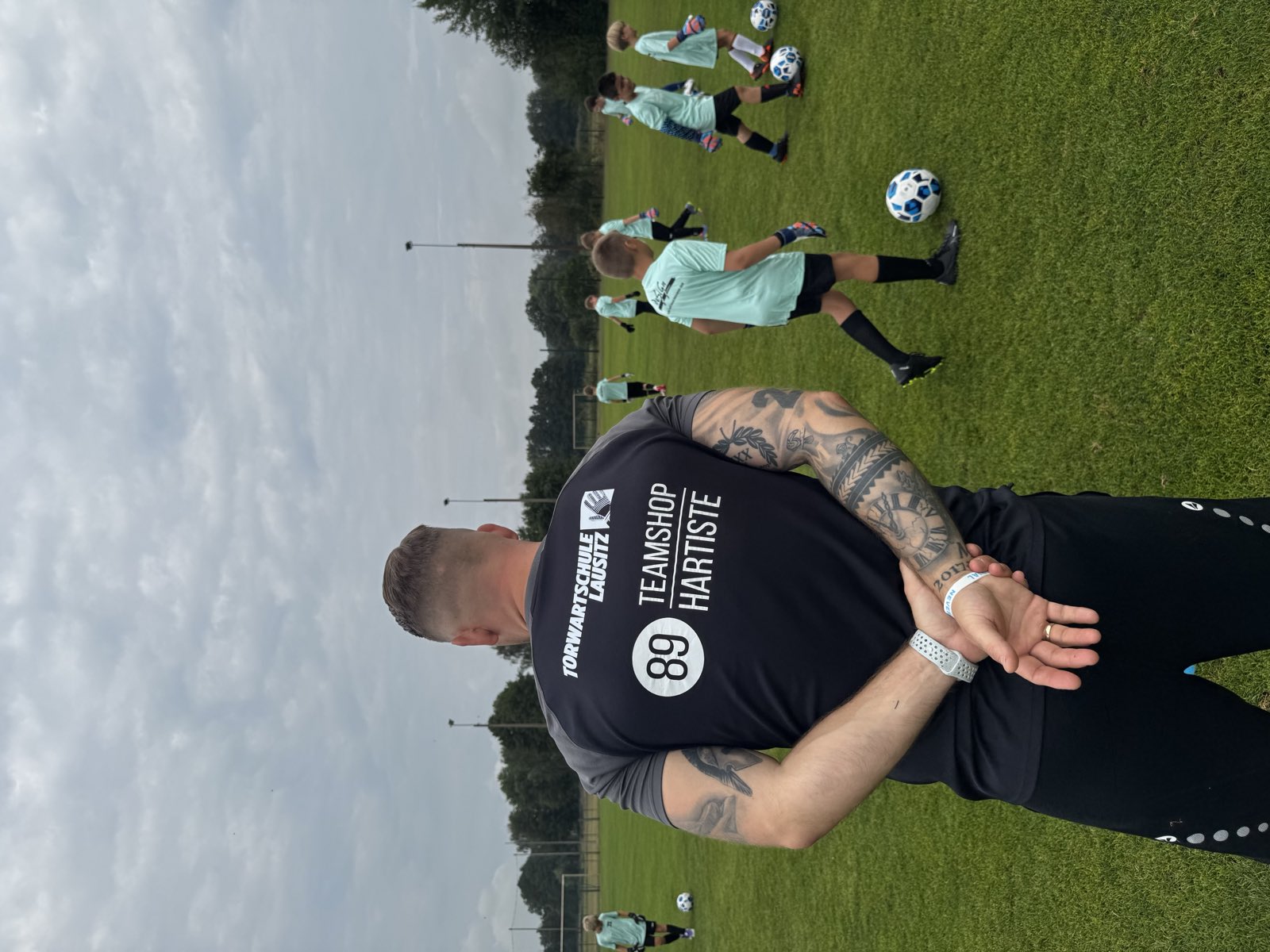 Torwarttrainer beim Coaching am Spielfeldrand — Torwartschule Lausitz