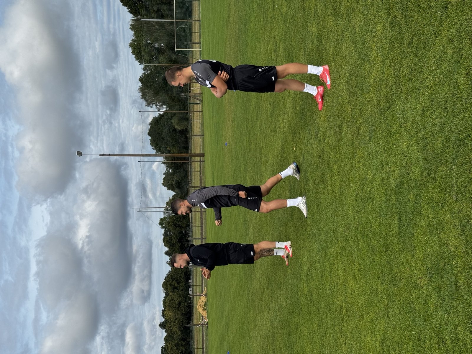 Das Trainerteam beim Sommercamp auf dem Platz — Torwartschule Lausitz