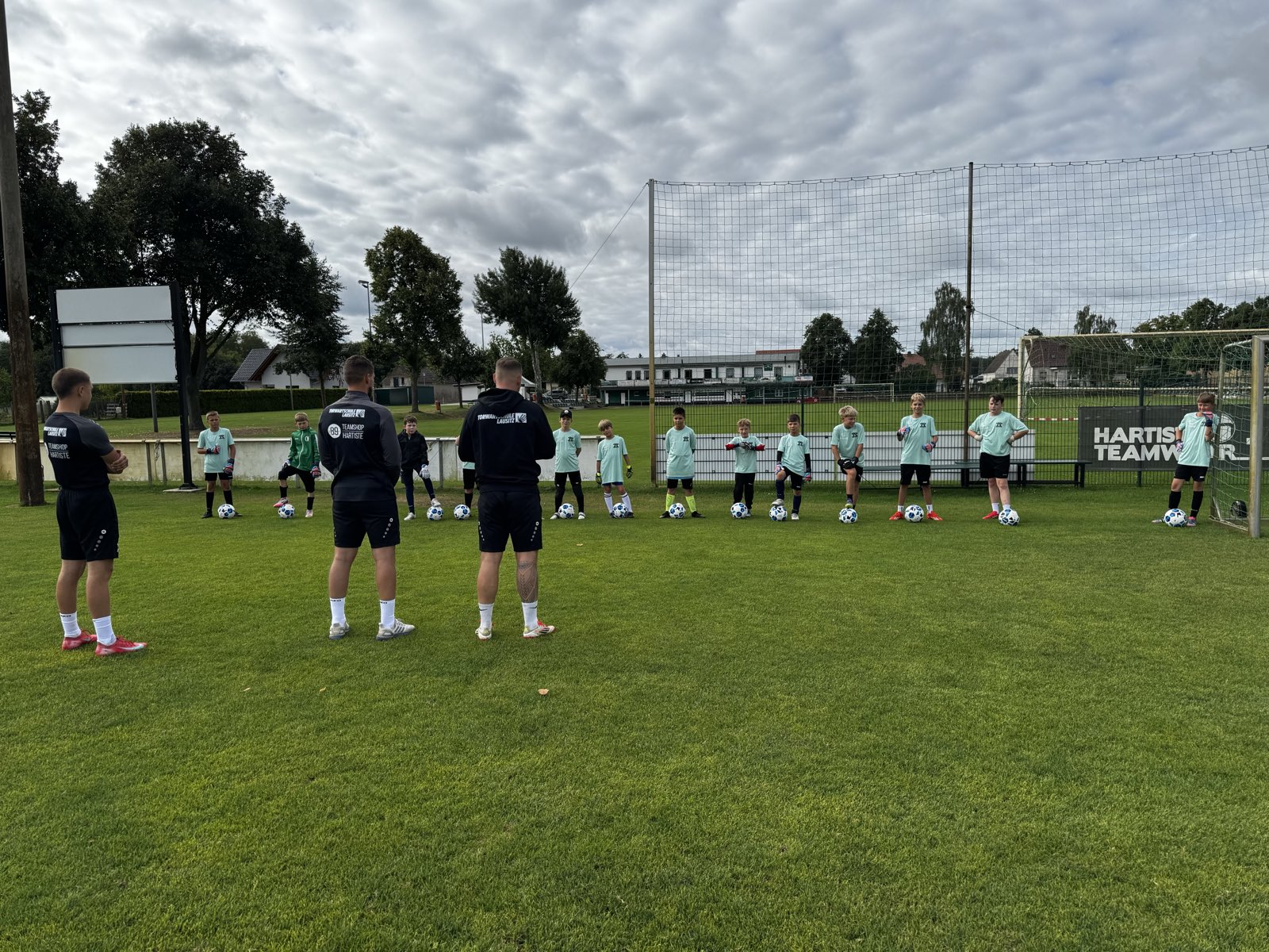 Trainerteam bei der Übungseinweisung im Camp — Torwartschule Lausitz