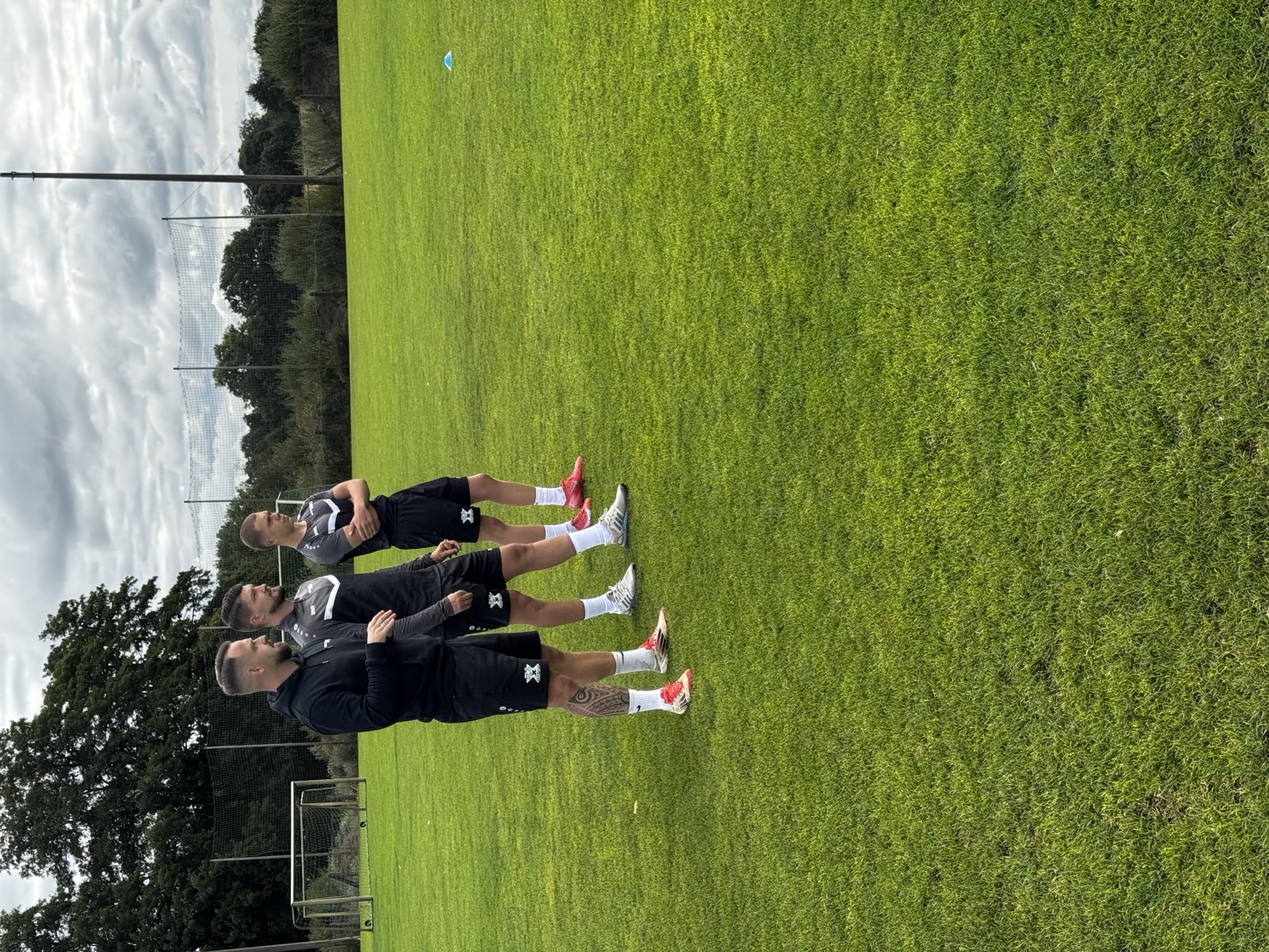 Trainer beim Sommercamp auf dem Trainingsplatz — Torwartschule Lausitz